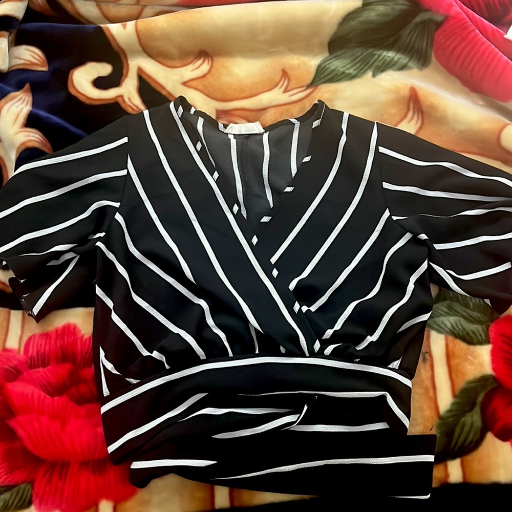 Small simple top size xs black and white